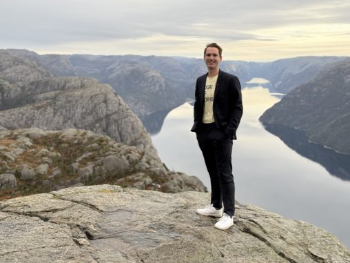 Ole på Preikestolen under filming av Region Stavangers nye B2B-film