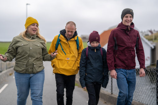 Familie med to barn går og snakker.