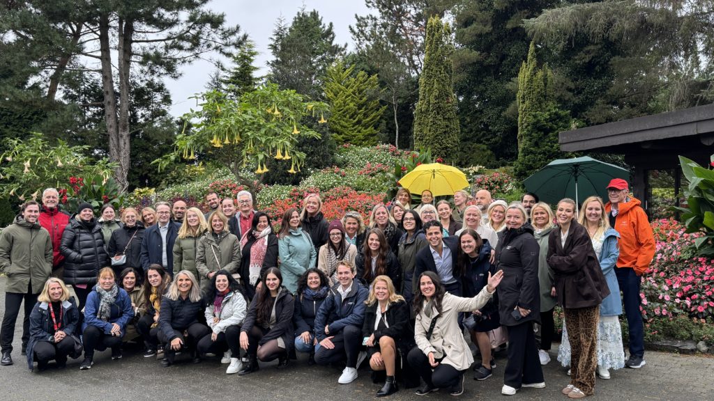 Deltakere på Meet in Norway 2025, på besøk på Flor & Fjære.
